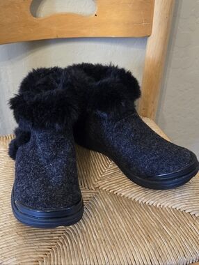 Bzees Women's Black Faux Fur Ankle Boots. Sz 8W